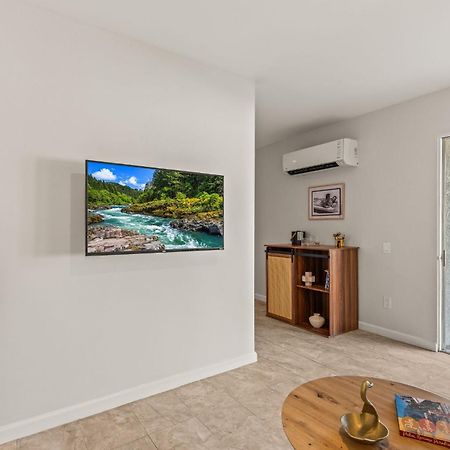 Casa Oliver Hotel & Resort - A Men'S Clothing Optional Resort In Palm Springs Exterior photo