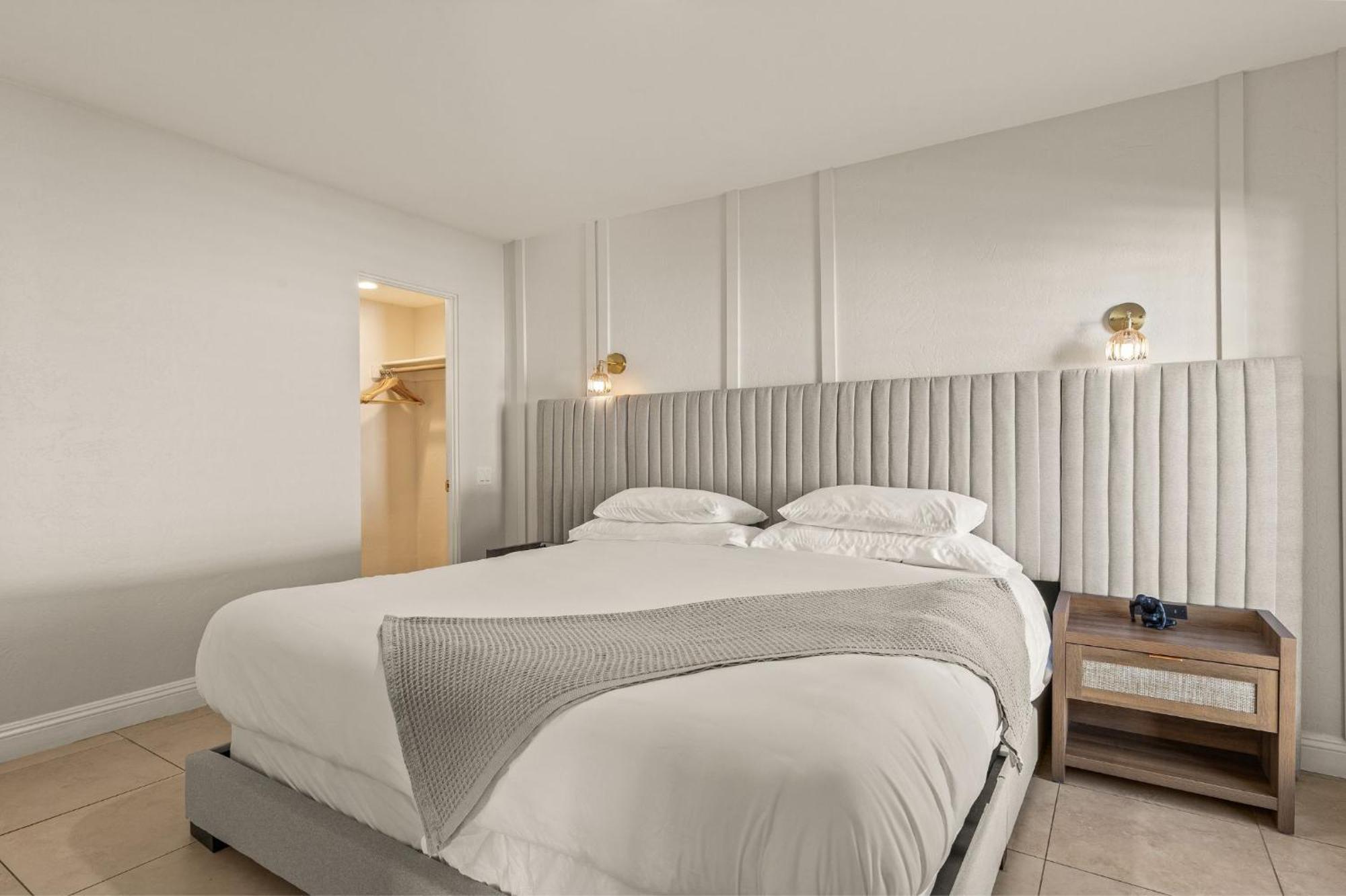 Casa Oliver Hotel & Resort - A Men'S Clothing Optional Resort In Palm Springs Exterior photo
