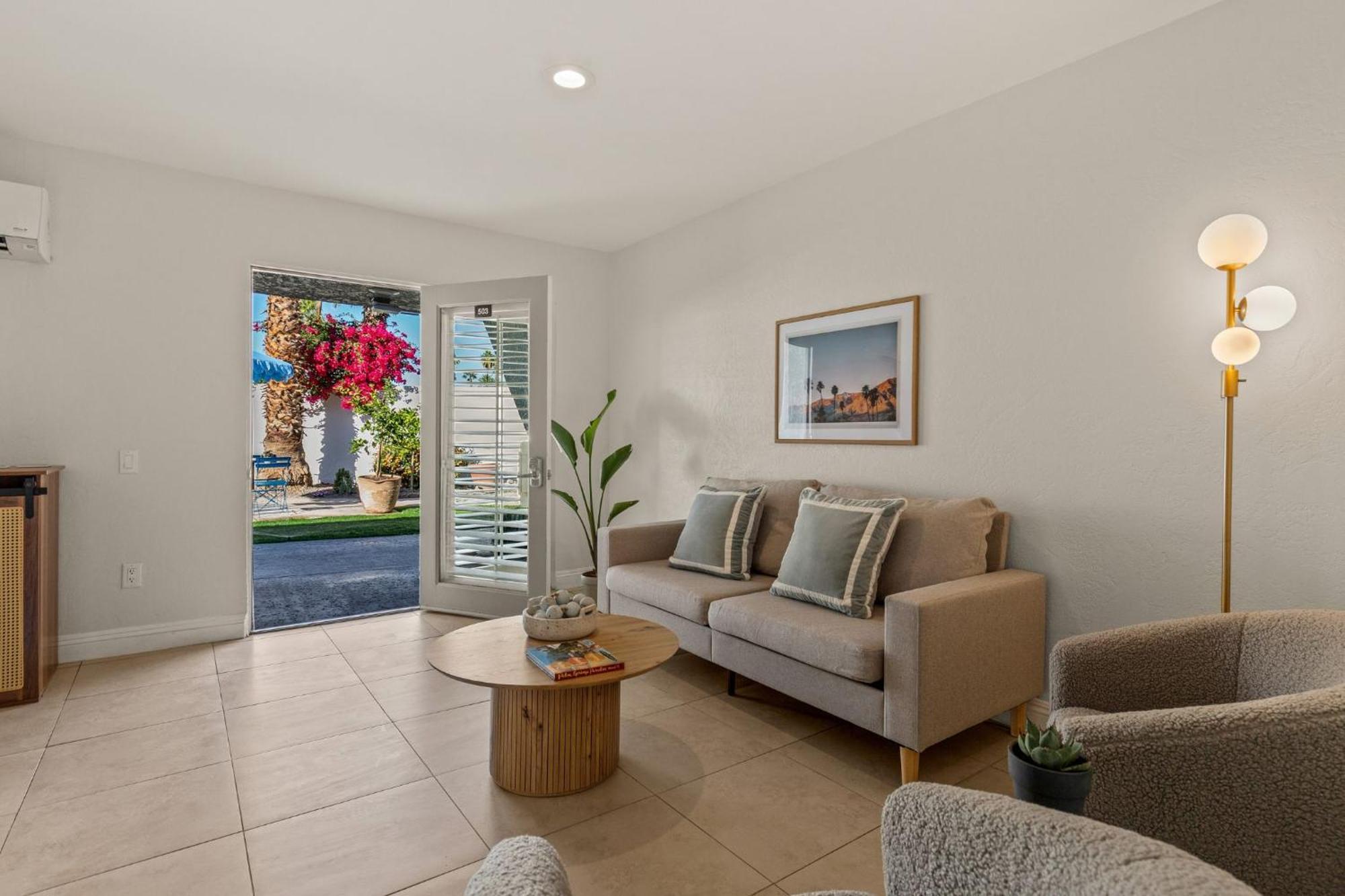 Casa Oliver Hotel & Resort - A Men'S Clothing Optional Resort In Palm Springs Exterior photo