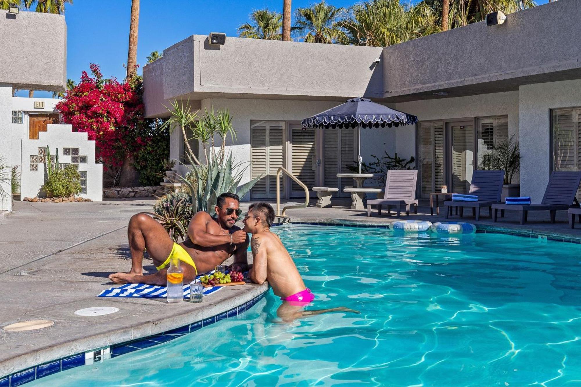 Casa Oliver Hotel & Resort - A Men'S Clothing Optional Resort In Palm Springs Exterior photo
