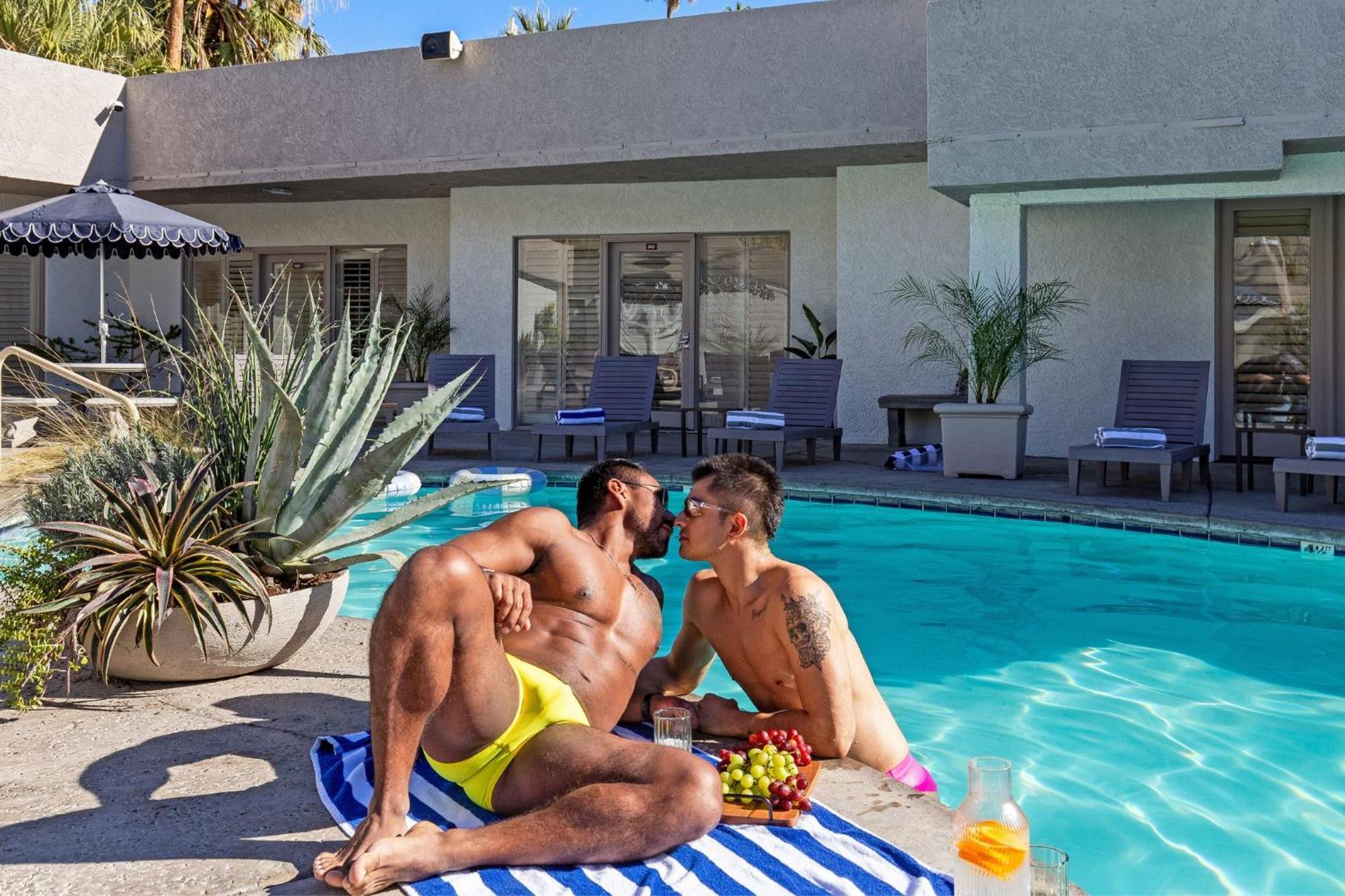 Casa Oliver Hotel & Resort - A Men'S Clothing Optional Resort In Palm Springs Exterior photo