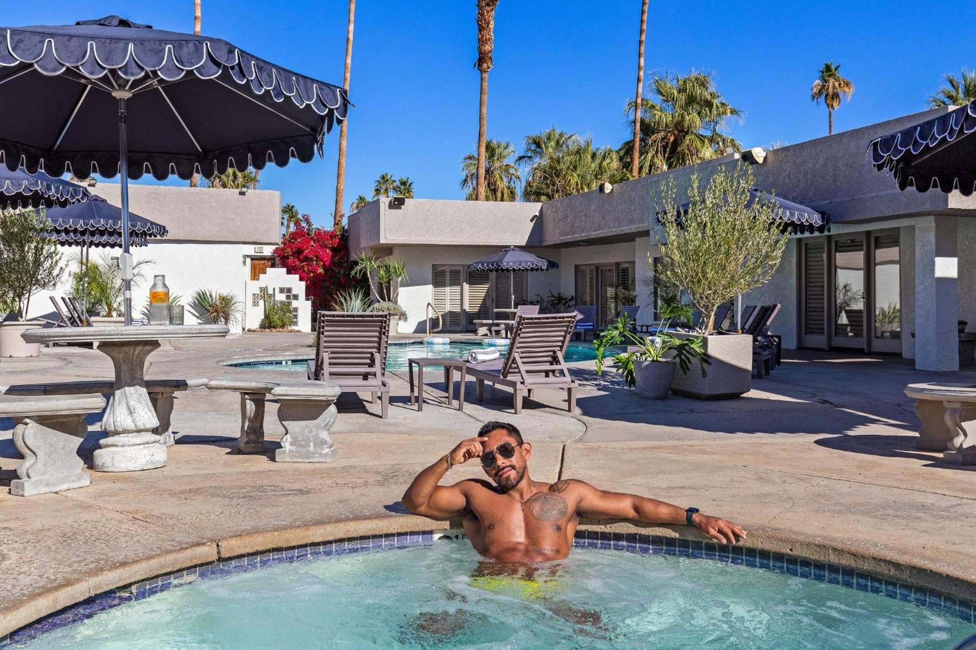 Casa Oliver Hotel & Resort - A Men'S Clothing Optional Resort In Palm Springs Exterior photo